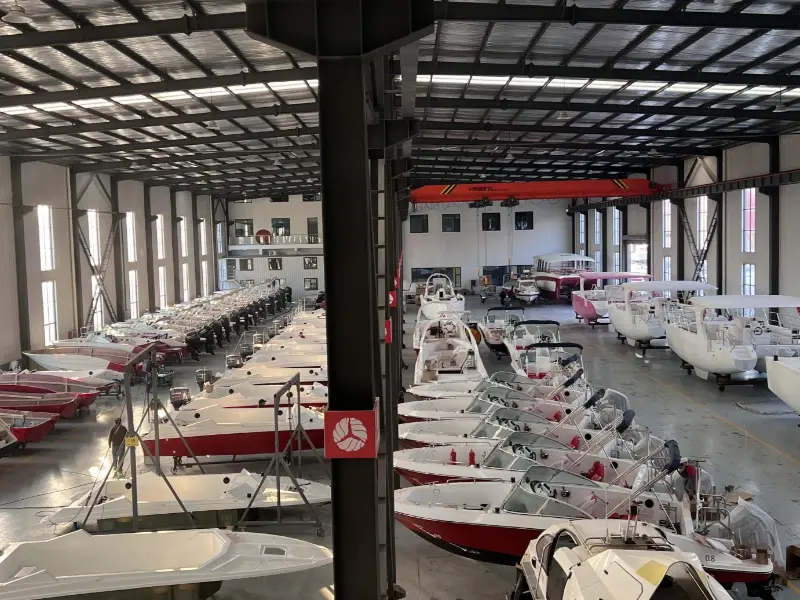 Lialada® Yashtt Tog'li tog 'tog' suv sharoitida maxsus ishlab chiqilgan maxsus tayyorlangan tezkor qayiqlarni etkazib beradi.